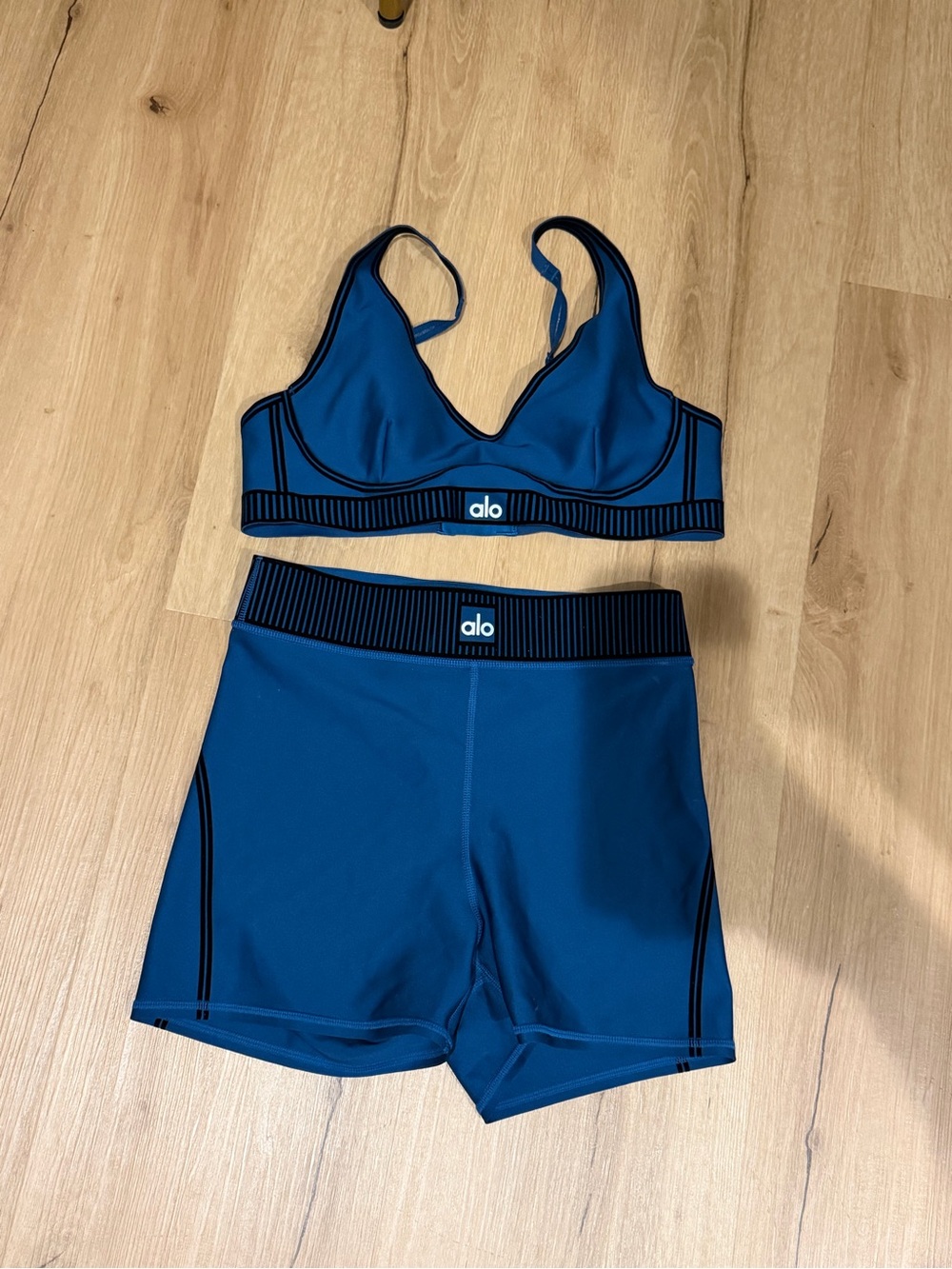 Authentic Alo Airlift Line Up Set in Eclipse Blue